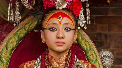 Những đứa trẻ “chân không chạm đất” bị hạn chế cơ hội học tập – nữ thần Kumari ở Nepal